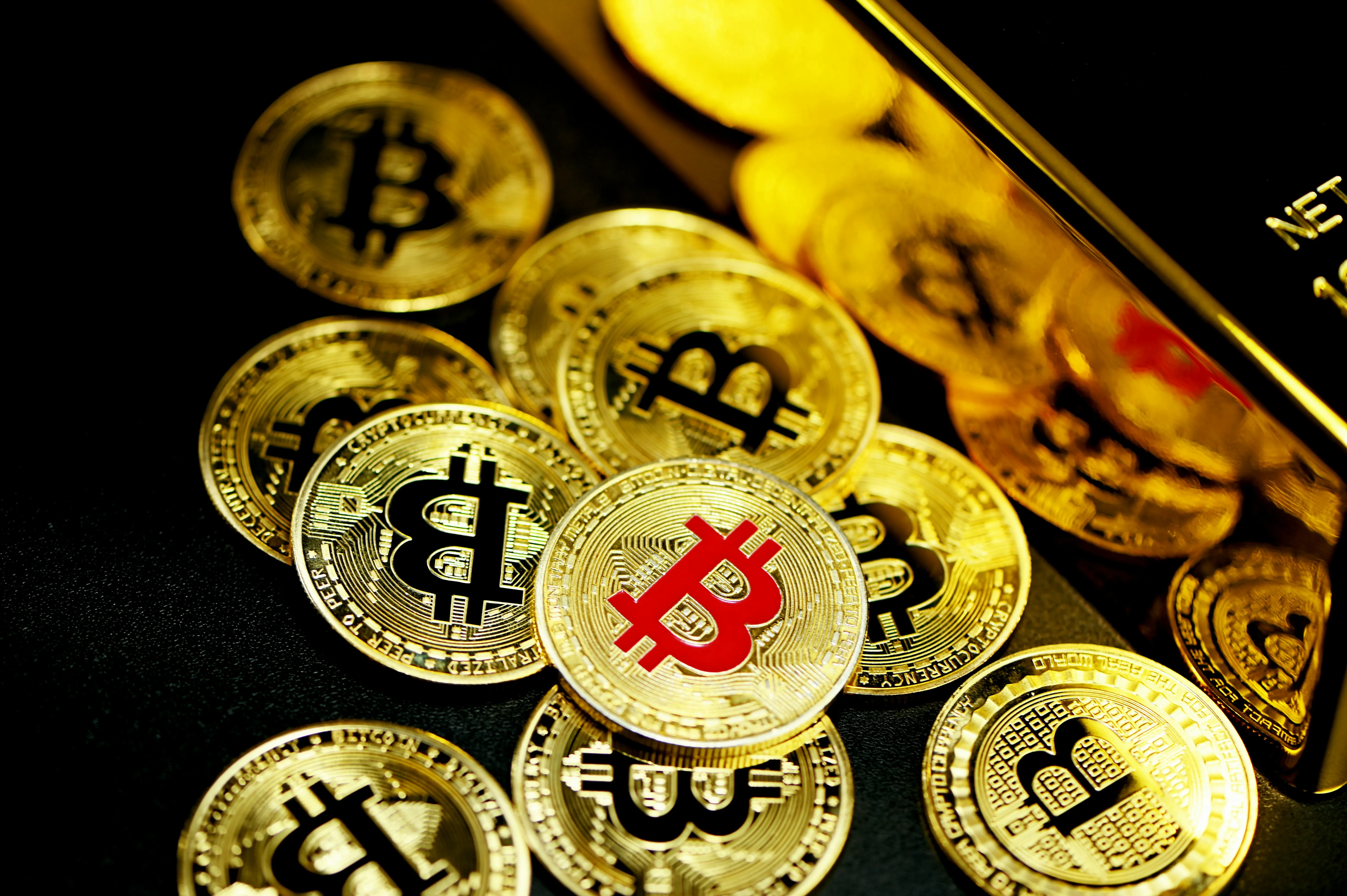 Hình ảnh tiền thưởng và tiền vàng, tượng trưng cho các chương trình khuyến mãi và cơ hội chiến thắng tại 28BET.